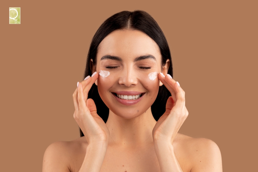 Sau bước làm sạch và dùng toner, da cần được “khóa ẩm” để ngăn tình trạng mất nước Sau bước làm sạch và dùng toner, da cần được “khóa ẩm” để ngăn tình trạng mất nước